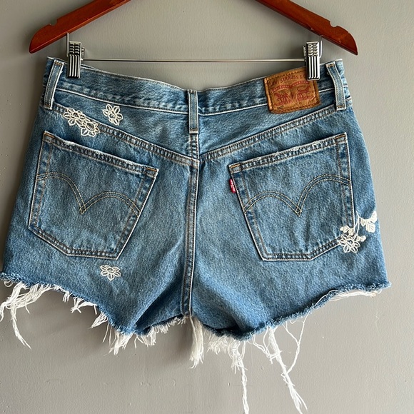 Levi’s high waisted shorts size 30 great condition - Picture 2 of 9